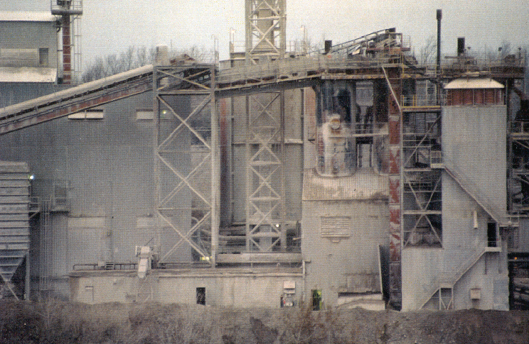 Ancienne installation industrielle avec convoyeurs